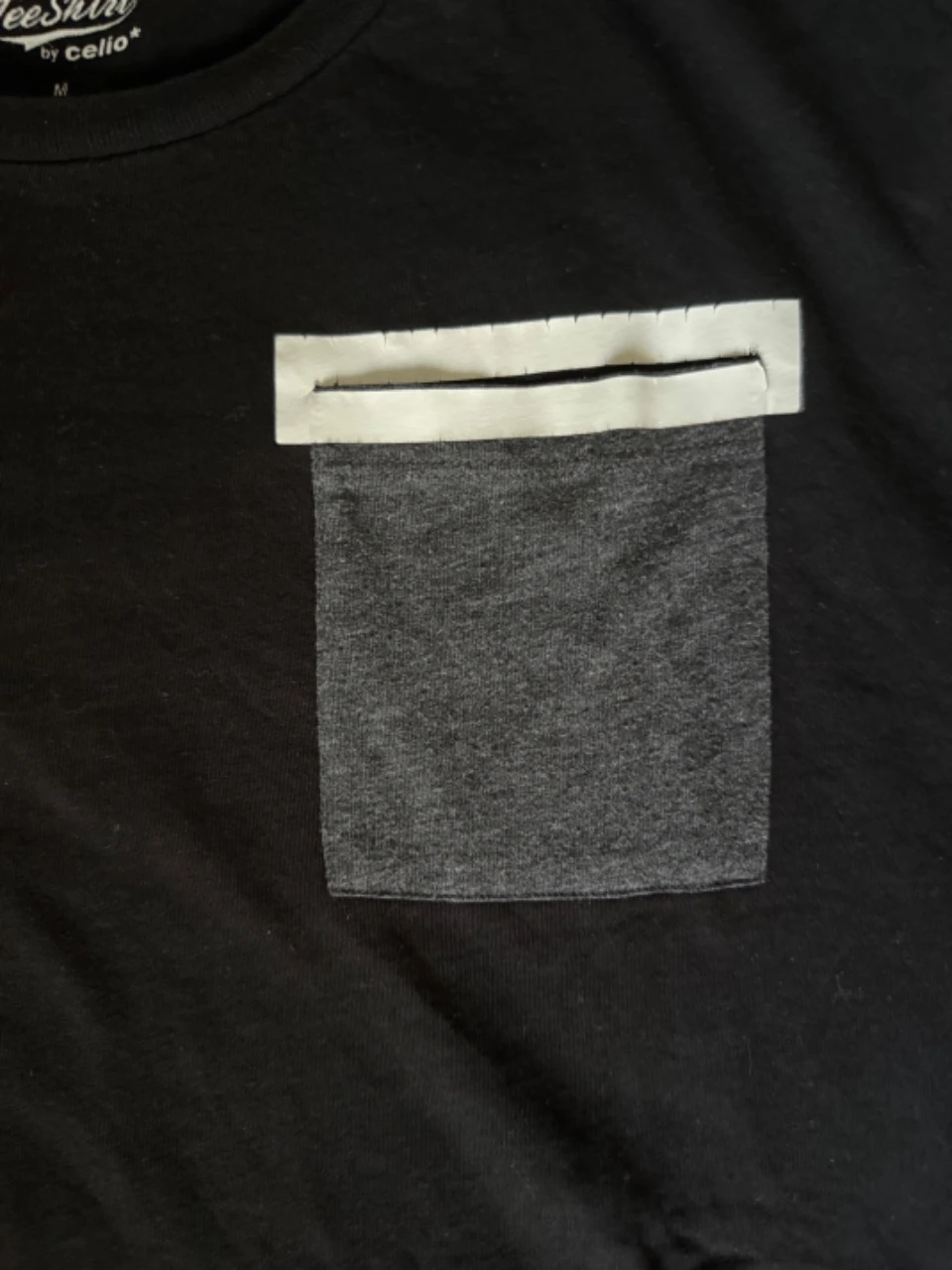 Camiseta preta com bolso cinza – photo 2